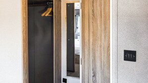 Une salle de bain moderne avec un meuble-lavabo en bois, un miroir et un porte-serviettes.