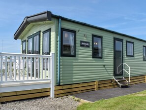 Exterior - Experience the charm and comfort of Peachy, your ideal holiday home by the sea. (Heysham)