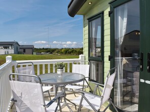 Outdoor dining - Experience the charm and comfort of Peachy, your ideal holiday home by the sea. (Heysham)