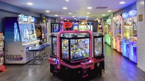 Une salle d’arcade intérieure avec des jeux de griffe et divers autres jeux.