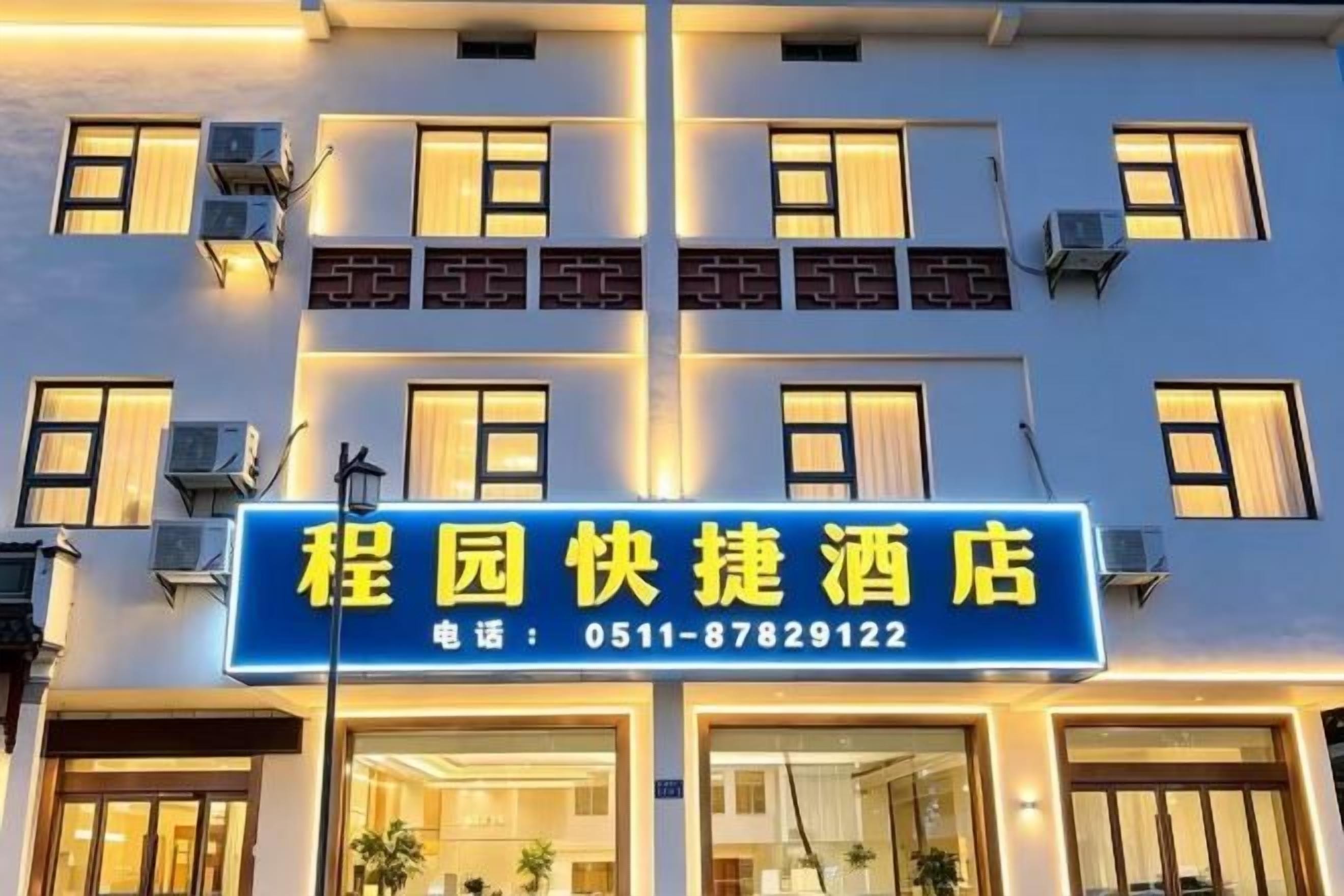Segnaletica di un hotel con informazioni di contatto.