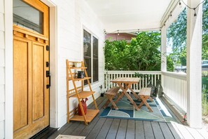 Outdoor dining - September 2024 - Cozy 3br escape in walkable West Asheville (Asheville)