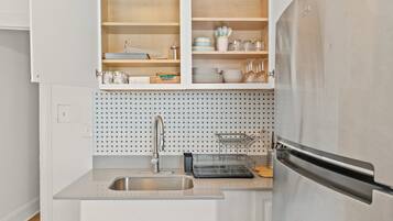 Køleskab, mikrobølgeovn, ovn, kogeplade