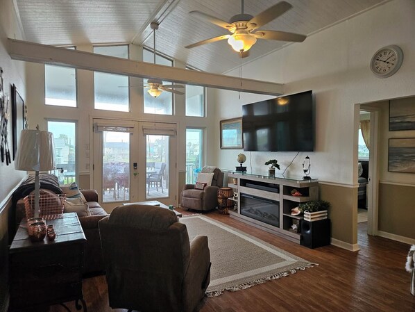 Smart TV, fireplace, books, stereo