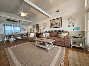 Una Smart TV, una chimenea, libros, un reproductor estéreo