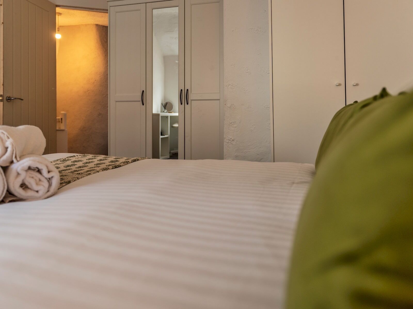 1 slaapkamer, een strijkplank/strijkijzer, gratis wifi, beddengoed