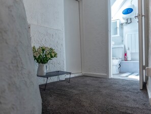 Douche, sĂšche-cheveux, serviettes fournies