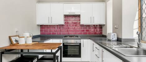 冷蔵庫、電子レンジ、オーブン、トースター