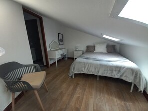 1 quarto, escrivaninha, ferros/tábuas de passar roupa, Wi-Fi