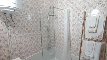 Douche, sĂšche-cheveux, serviettes fournies, savon