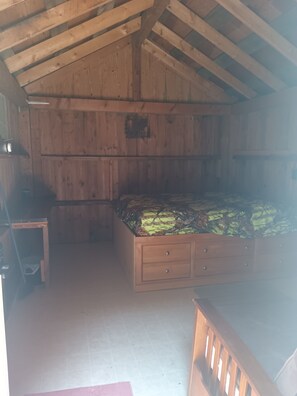 1 bedroom - Rustic Cabin on 10 secluded acres (frederic)