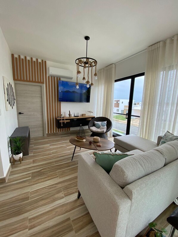 Een smart-tv en een open haard