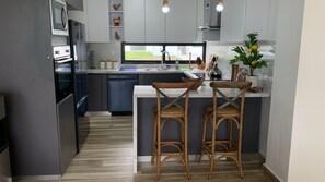 Een koelkast, een magnetron, een oven, een kookplaat