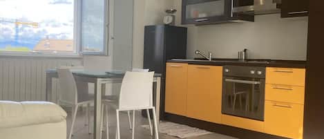 Frigorifero, forno, piano cottura, lavastoviglie