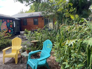 Terrace/patio - Happy, Spacious 2-Bedroom Retreat -Pet Friendly-Fenced Yard-Parking (St. Petersburg)