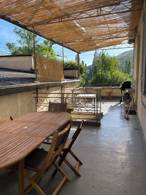 Outdoor dining - Spacious riverside getaway (Cahors)