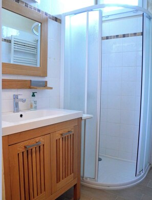 Douche, serviettes fournies, savon, shampoing