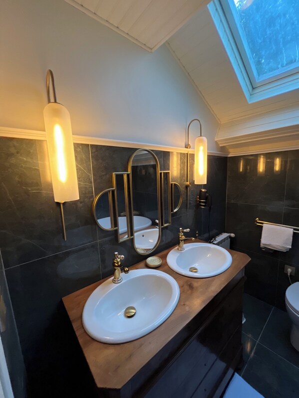 Een haardroger, handdoeken, zeep, shampoo