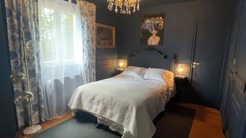 2 slaapkamers, een kluis op de kamer, een bureau