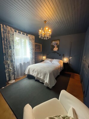 2 slaapkamers, een kluis op de kamer, een bureau
