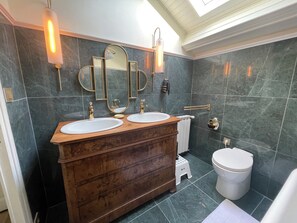 Een haardroger, handdoeken, zeep, shampoo