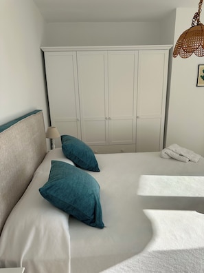 2 habitaciones, tabla de planchar con plancha, wifi y ropa de cama 