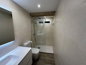 Dusch, hårtork, handdukar och tvål