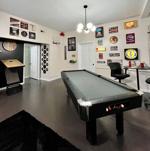 Game room - Fun 2 BdRm Apt in the Bourbon Capital with Pool Table, PAC-Man & More! (Bardstown)