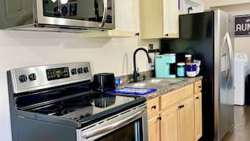 Een koelkast, een magnetron, een oven, een kookplaat