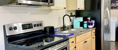 Réfrigérateur, four à micro-ondes, un four, surface de cuisson