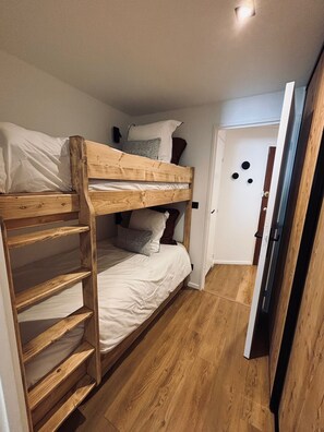 2 habitaciones, tabla de planchar con plancha, wifi y ropa de cama 