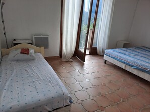 3 bedrooms, iron/ironing board, WiFi, bed sheets - For vacations between sea and mountains 5 km from menton 5 km from italy 15 km from monaco (Castellar)