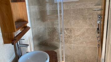 Douche, serviettes fournies, savon, papier toilette