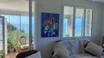 Smart-tv, een open haard en boeken