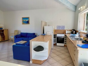 Fridge, microwave, oven, stovetop - Apartment n°4 near the beach - hillside view + terrace (Le Lavandou)