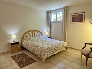 2 chambres, bureau, fer et planche à repasser, draps fournis