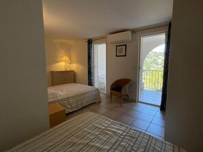 2 bedrooms, desk, iron/ironing board, bed sheets - Apartment n°4 near the beach - hillside view + terrace (Le Lavandou)