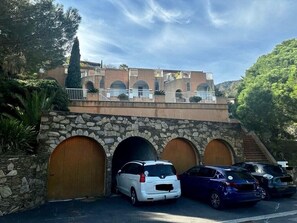 Exterior - Apartment n°4 near the beach - hillside view + terrace (Le Lavandou)