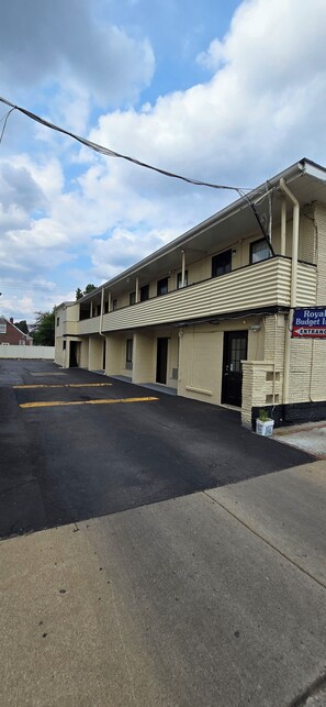 Interior - Royal Budget Inn (Redford)
