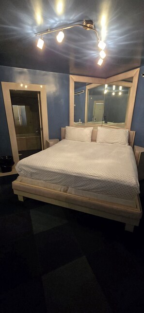 Honeymoon Room | Living area - Royal Budget Inn (Redford)