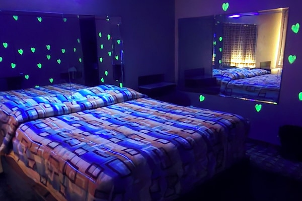 Deluxe Single Room | Laptop workspace, free WiFi