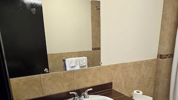 Chambre Simple Deluxe | Salle de bain | Baignoire, serviettes fournies, savon, papier toilette