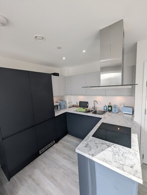 Refrigerador, microondas, horno y lavavajillas