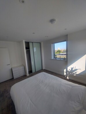 2 habitaciones, tabla de planchar con plancha, wifi y ropa de cama