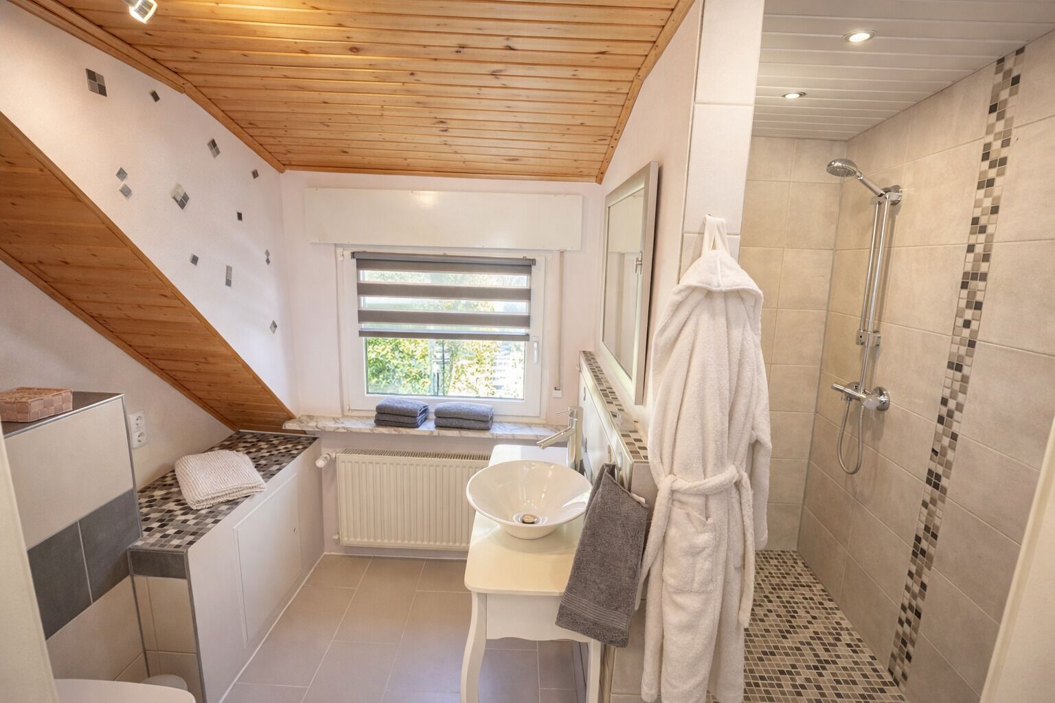 Dusche, Haartrockner, Handtücher, Seife