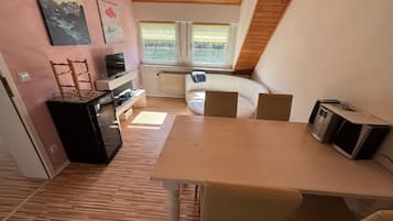 Smart TV, lareira, livros, aparelho de som