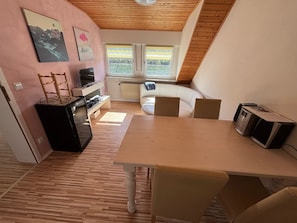 Smart TV, fireplace, books, stereo