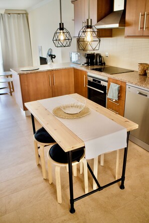 Fridge, microwave, oven, stovetop - Apartamento Duplex, Amplo e Moderno, com Todas as Comodidades a 10 min da Praia (Algoz)