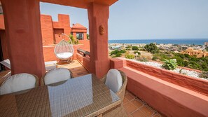 Outdoor dining - Coto Real Sikinos 231 (Manilva)