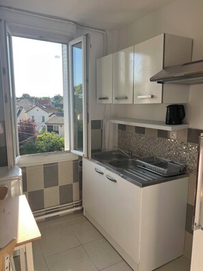 Kühlschrank, Mikrowelle, Ofen, Wasserkocher